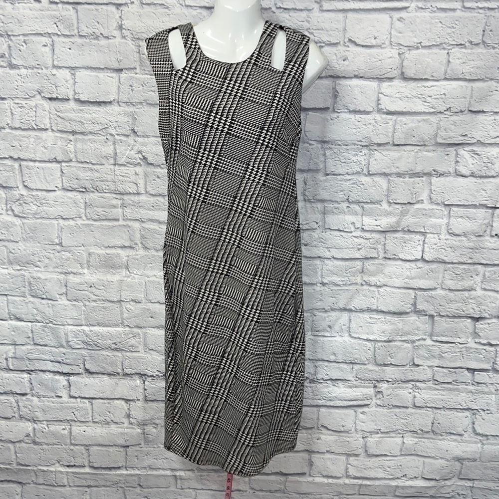 Carmen Marc Valvo Black & White Houndstooth Knit Midi Dress Sleeveless